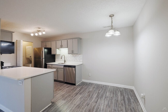 Triangle Park Apartments in Durham, NC - Foto de edificio - Building Photo