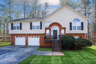 5747 Graceland Dr SW in Powder Springs, GA - Building Photo