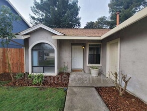 7474 Griggs Way in Sacramento, CA - Building Photo - Building Photo