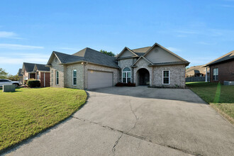 2978 Summit Dr in Fultondale, AL - Foto de edificio - Building Photo