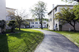 Apartments of Orland in Orland Hills, IL - Foto de edificio - Building Photo