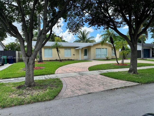 11610 SW 119th Pl Rd in Miami, FL - Foto de edificio - Building Photo