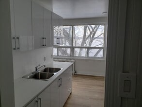 108 Kempenfelt Dr in Barrie, ON - Building Photo - Building Photo