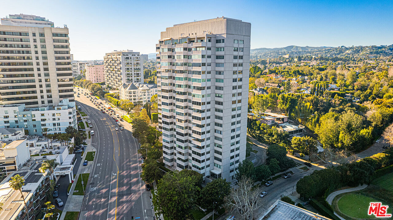 875 Comstock Ave in Los Angeles, CA - Building Photo