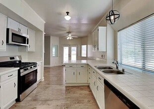 22841 White Pine Pl in Santa Clarita, CA - Building Photo - Building Photo