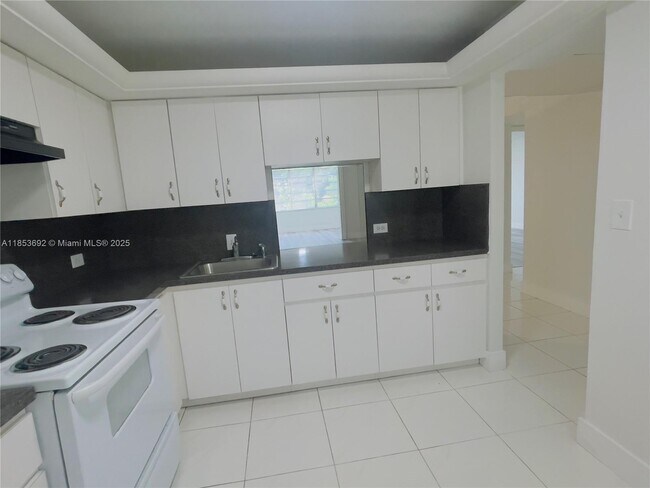 443 NE 195th St in Miami, FL - Building Photo - Building Photo