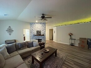 4611 Silverlake Dr in Sugar Land, TX - Building Photo - Building Photo