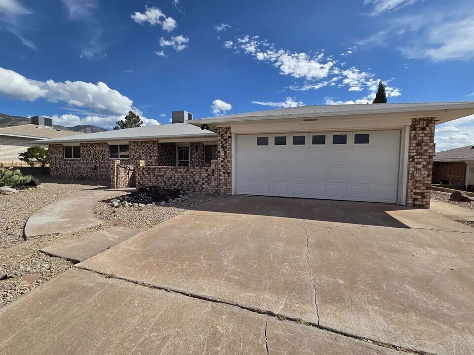 2828 Carmel Dr in Alamogordo, NM - Building Photo
