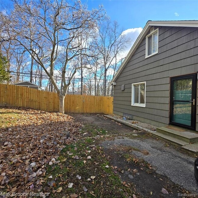 805 S Winding Dr in Waterford Township, MI - Building Photo - Building Photo