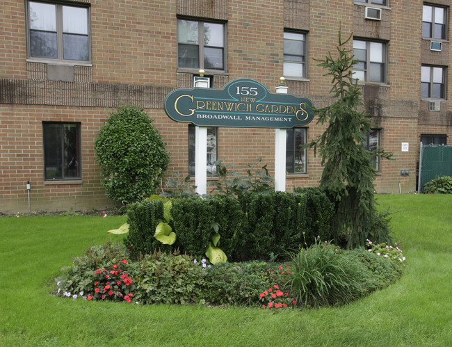 Greenwich Gardens in Hempstead, NY - Building Photo - Building Photo