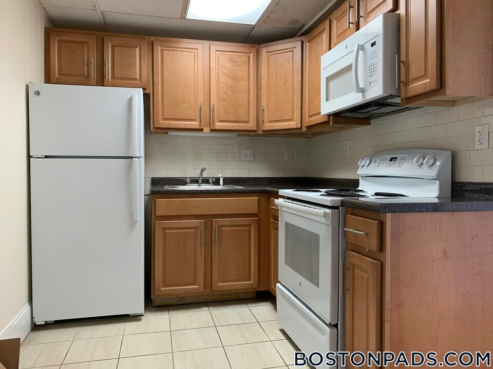 437 Cambridge St in Boston, MA - Building Photo