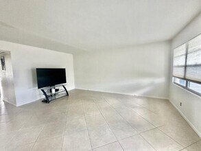 1056 Exeter in Boca Raton, FL - Foto de edificio - Building Photo