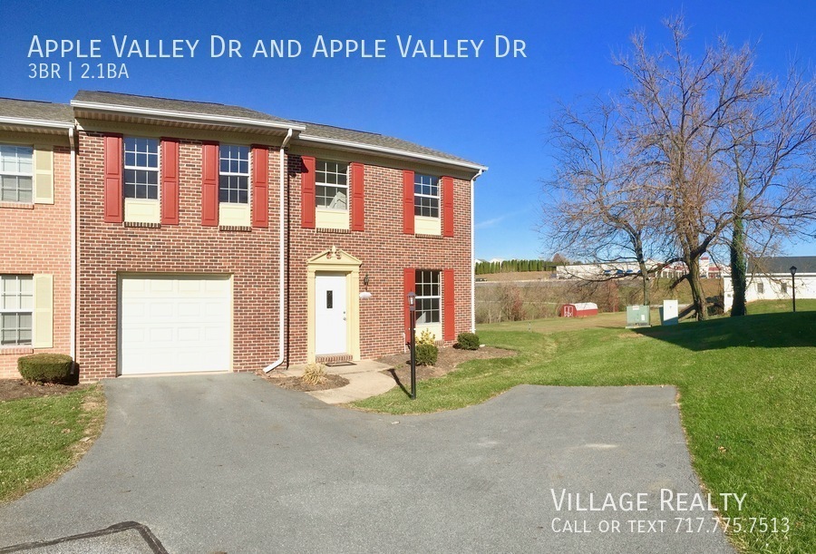 1102 Apple Valley Dr in Red Lion, PA - Building Photo