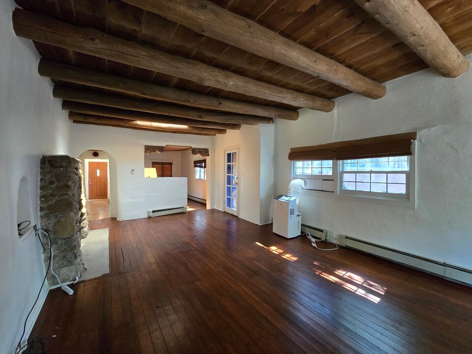 228 Tesuque Village Rd in Santa Fe, NM - Building Photo