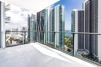 851 NE 1st Ave, Unit 4107 in Miami, FL - Foto de edificio - Building Photo