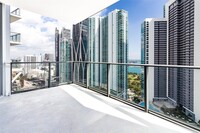 851 NE 1st Ave, Unit 3409 in Miami, FL - Foto de edificio - Building Photo