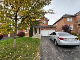 163 Flagstone Way in Newmarket, ON - Building Photo