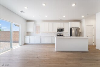 105 Cameron Chase Ave in Henderson, NV - Foto de edificio - Building Photo