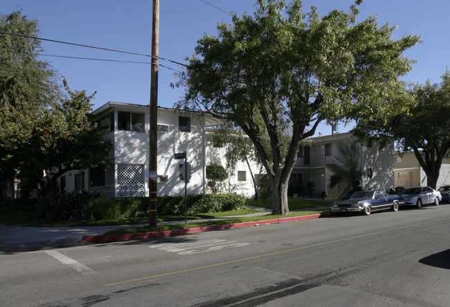 8000 Owensmouth Ave in Canoga Park, CA - Building Photo - Building Photo