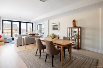 123 Sterling Ave in Greenport, NY - Foto de edificio - Building Photo