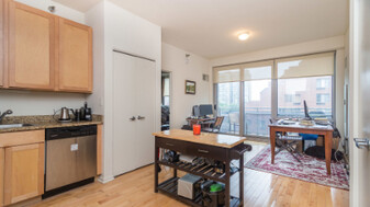 1 E 8th St, Unit 407 in Chicago, IL - Building Photo