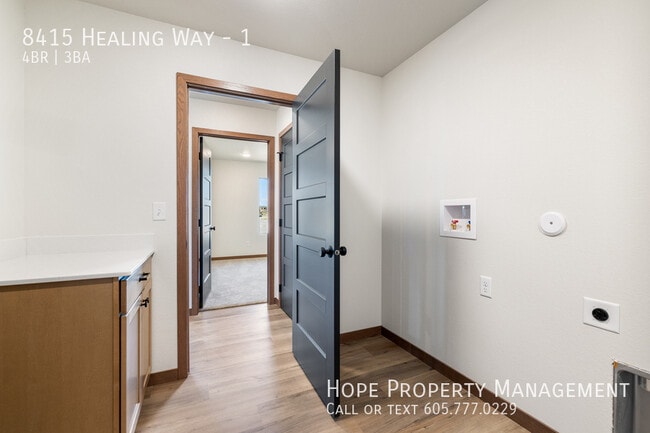 8415 Healing Wy in Rapid City, SD - Foto de edificio - Building Photo