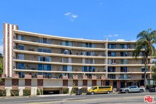 2260 N Cahuenga Blvd in Los Angeles, CA - Building Photo