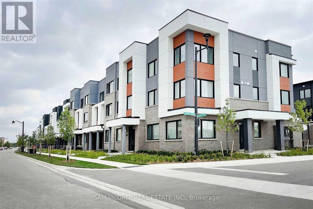 70 Huguenot Rd in Oakville, ON - Building Photo