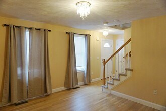 118 Smith St in Lowell, MA - Building Photo - Building Photo