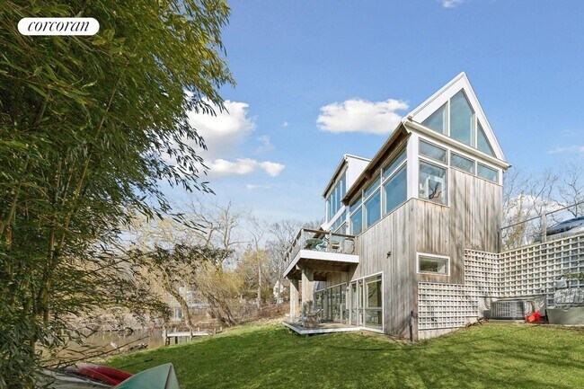 33 Lake Side Dr in Southampton, NY - Building Photo - Building Photo