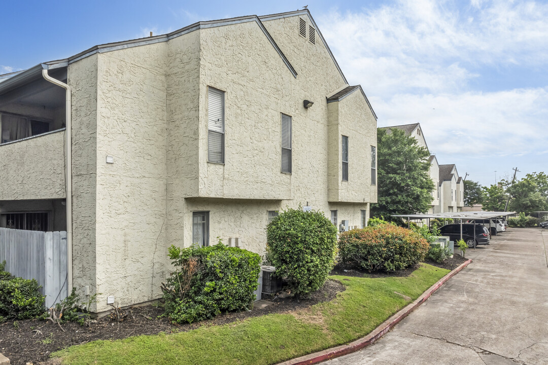 Berkley Court Condominiums in Houston, TX - Foto de edificio