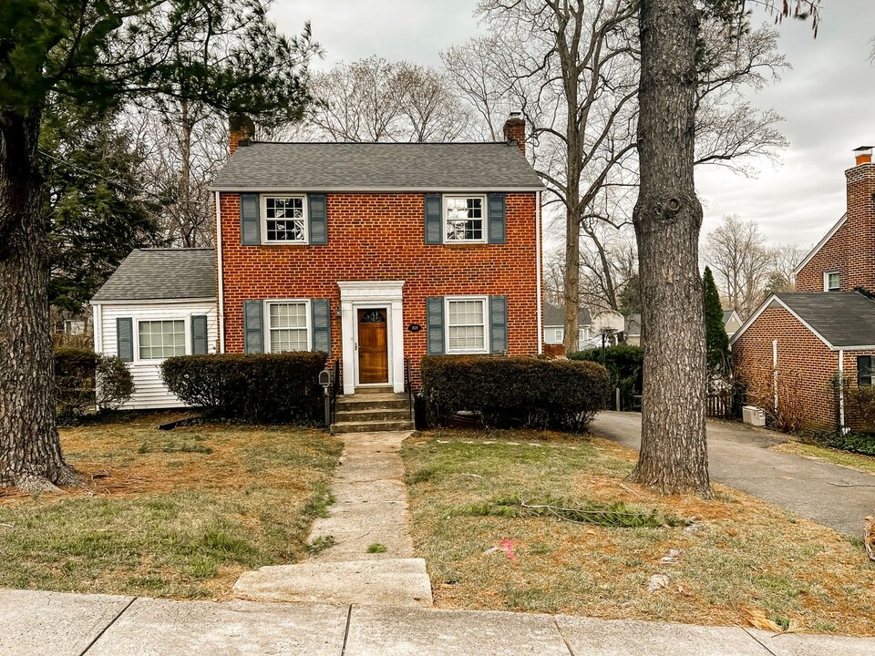 2629 Woodley Pl in Falls Church, VA - Building Photo