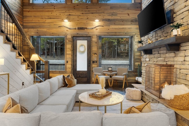 222 Lost Creek Trl in Broken Bow, OK - Foto de edificio - Building Photo