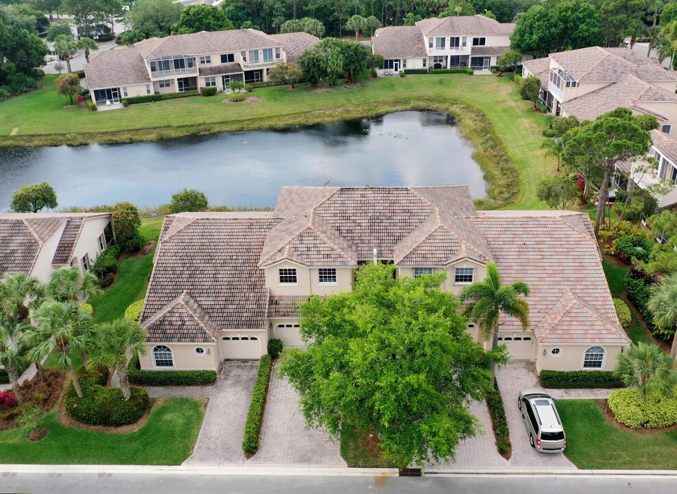 9227 Wentworth Ln in Port St. Lucie, FL - Foto de edificio