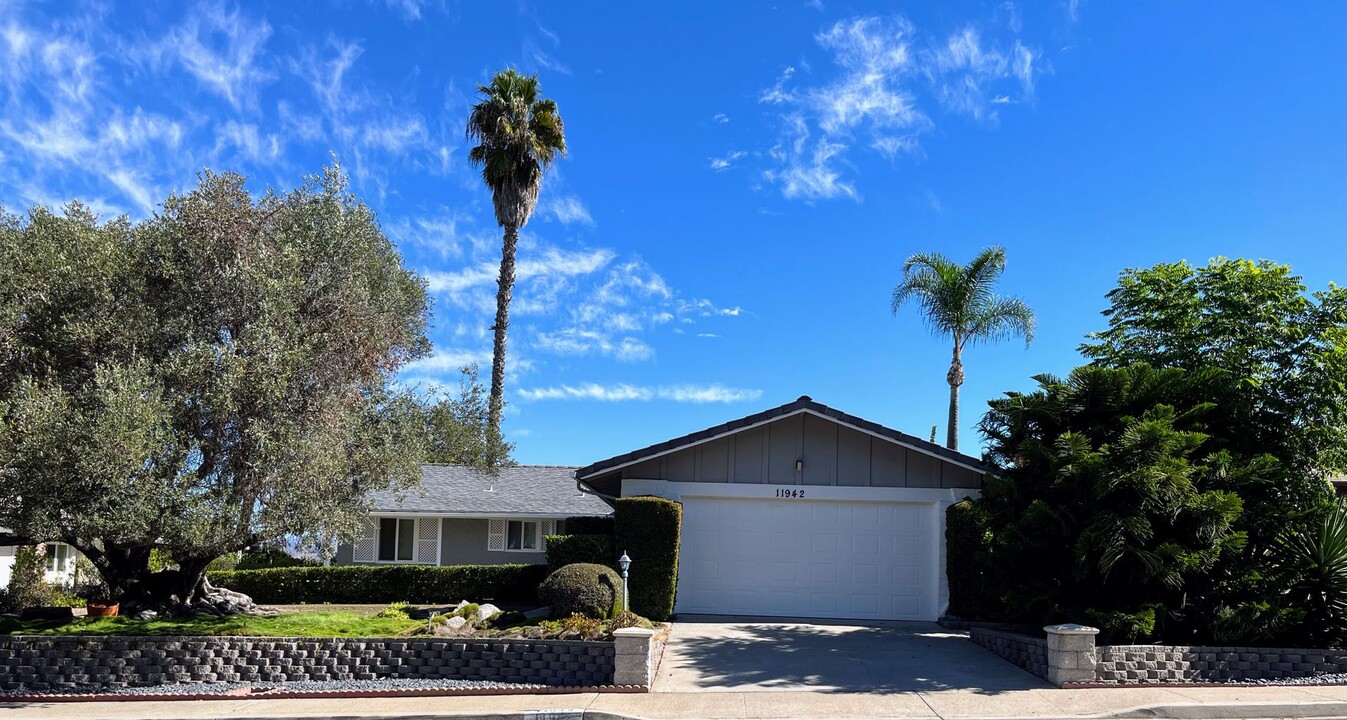 11942 Lomica Dr in San Diego, CA - Building Photo
