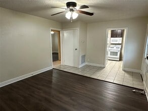 1016 S Booth Ln, Unit B in Alvin, TX - Building Photo - Building Photo