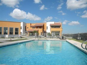 Castelo Apartments in McAllen, TX - Foto de edificio - Building Photo