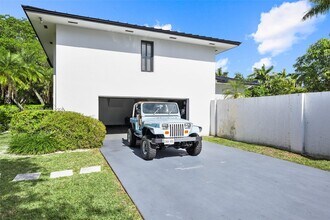 14615 SW 77th Ct in Palmetto Bay, FL - Foto de edificio - Building Photo