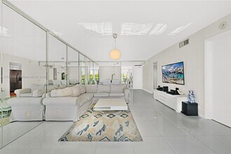 100 Bayview Dr in Sunny Isles Beach, FL - Foto de edificio - Building Photo