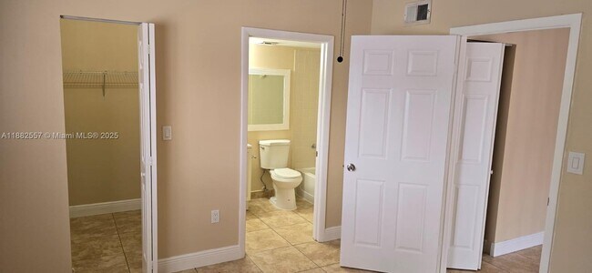 9491 Palm Cir S in Pembroke Pines, FL - Foto de edificio - Building Photo