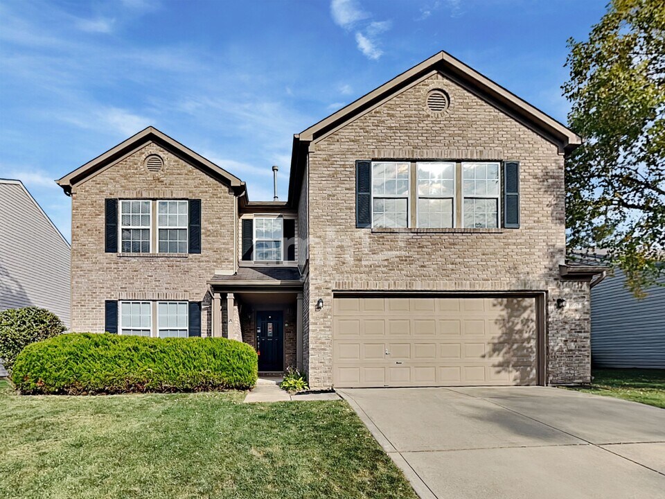 10167 Hatherley Way in Fishers, IN - Building Photo