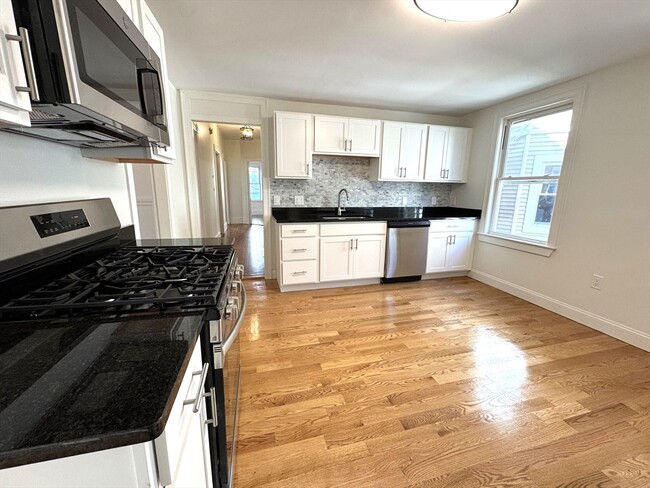 11 E Milton Rd, Unit 2 in Brookline, MA - Building Photo - Building Photo