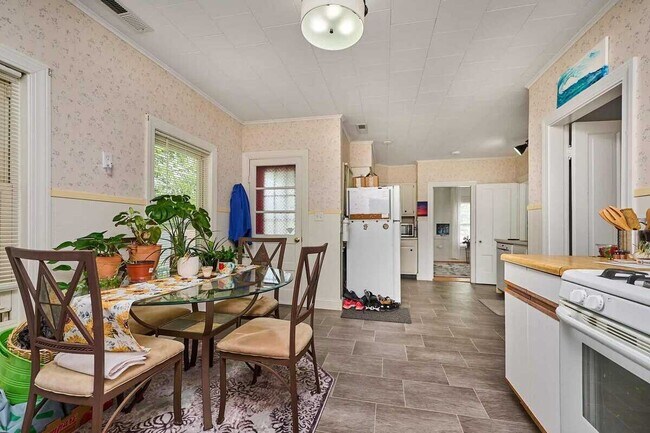 46 Garfield Ave, Unit 2 in Easthampton, MA - Building Photo - Building Photo