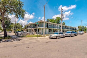 5600 NW 7th Ct, Unit 17 in Miami, FL - Building Photo - Building Photo
