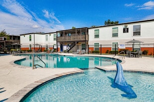 Montabella at Oak Forest in Houston, TX - Building Photo