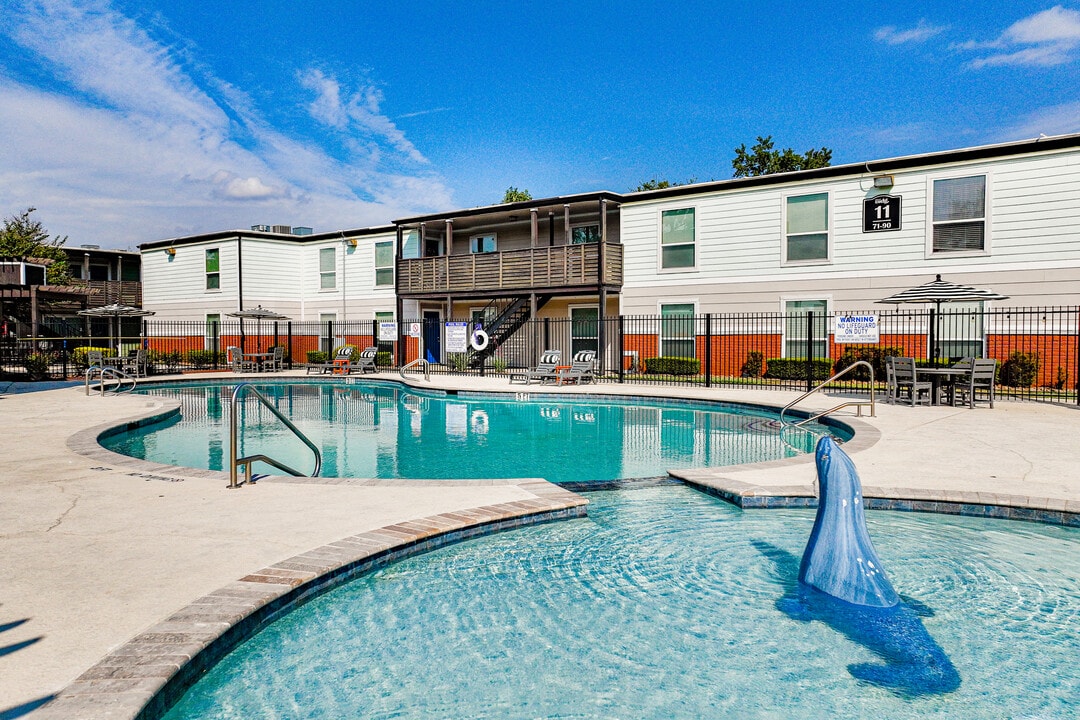 Montabella at Oak Forest in Houston, TX - Building Photo