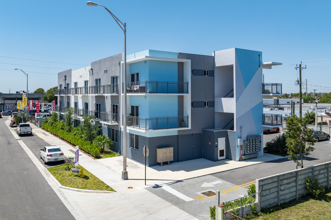 443 E 8th St in Hialeah, FL - Building Photo