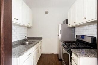 1367 E 53rd St in Chicago, IL - Foto de edificio - Building Photo
