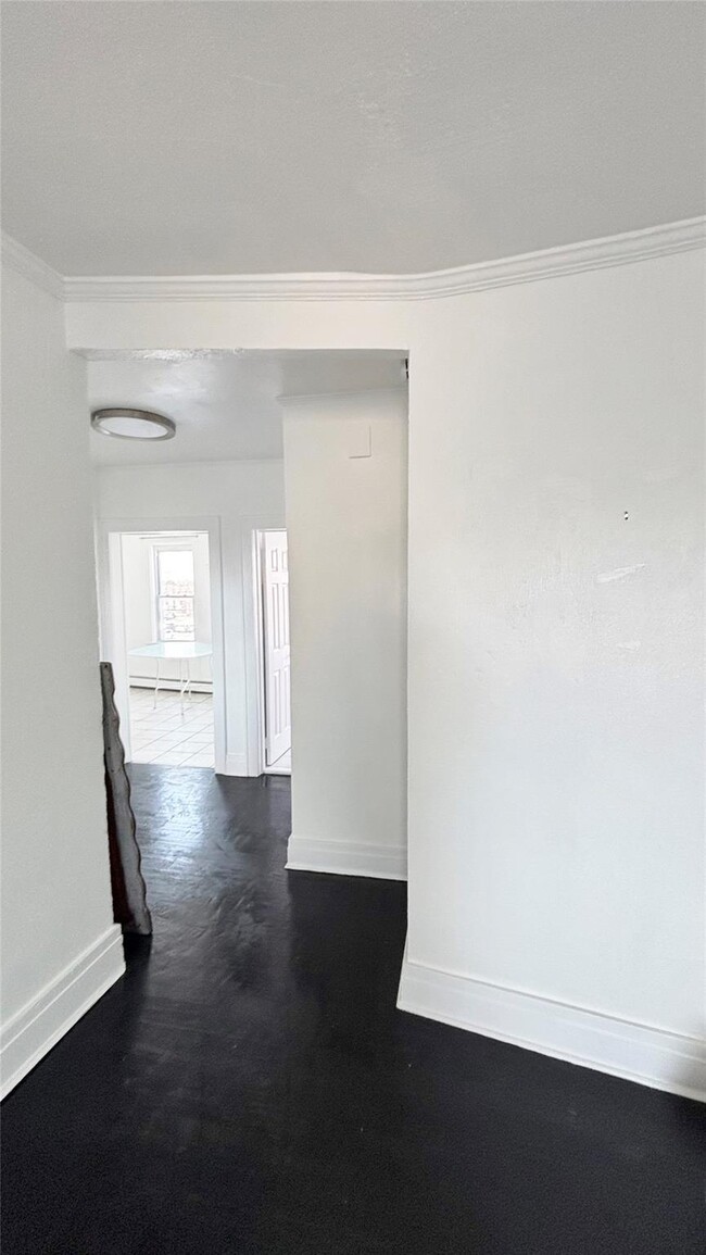 128 Deer Park Ave in Babylon, NY - Foto de edificio - Building Photo