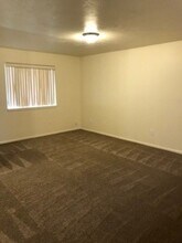 2609 S Cloverleaf Loop in Springfield, OR - Building Photo - Building Photo